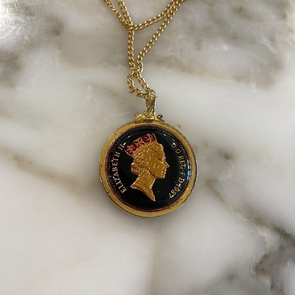 Vintage Queen Elizabeth II Pendant Necklace 1987–Beautiful!! Gold Tone EUC - Picture 6 of 6